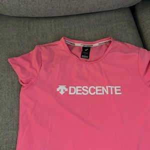Descente athletics women’s xl (fits like large) workout shirt
